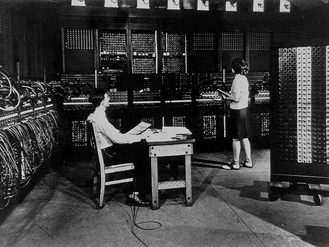 1946 : L’ENIAC, le premier ordinateur commandé en 1942 par l’armée américaine, afin d’effectuer des calculs de balistiques.